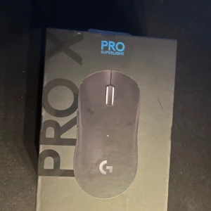 Pro x superlight - Säljer en svart Logitech Pro X Superlight mus. Den är superlätt och perfekt för gaming. Undersidan har en cool design med hundar i rymden. Kommer i originalförpackning med tillbehör och manualer. Perfekt för den som vill ha en snabb och responsiv mus för spel eller arbete. Kvitto finns. Använd i cirka ett halvår. Pris går att diskutera.
