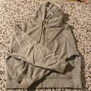 Grå zip up hoodie  - En grå hoodie med dragkedja i bra skick. Storlek xs men passar även s 
