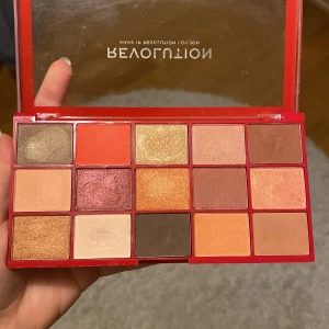 Ögonskuggspalett  - Säljer en Makeup Revolution Reloaded Fire ögonskuggspalett med 15 färger. Nästan helt orörd, endast använd ett få tal gånger och de flesta skuggorna har inte rörts. Pris går att diskutera och jag kan skicka fler bilder💕