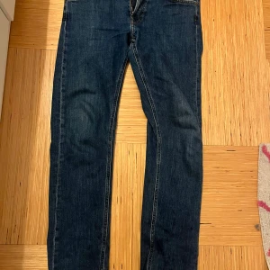 Lee jeans - Ett par jeans från lee. Riktigt snygg och skön passform. Bra skick, förutom en liten repa på baksidan av benet, se bild 3 