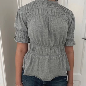 Grå smockad topp - Så snygg grå smockad topp/blus från Lindex. 🥰