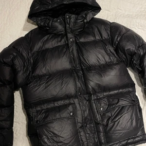 Singular Society - heavy goose down puffer jacka - Dunjacka från Singular Society i storlek small, stor i storlek. Nästintill oanvänd. 90% dun, 10% fjädrar så den är väldigt varm och lätt 😍 Orginalpris för icke medlem på Singular - 4200kr.  