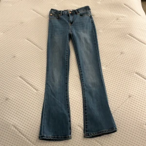 Blå bootcut jeans  - Säljer ett par snygga blå bootcut jeans från lager 157 i storlek 160. Jag säljer de för att de är för små.