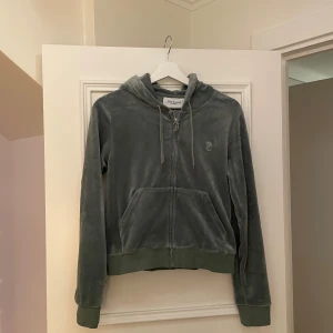 Tröja Juicy Couture - Grön tröja från Juicy Couture. Som ny i skicket, förutom att metallgrejerna på snörena åkt av i tvätten. 