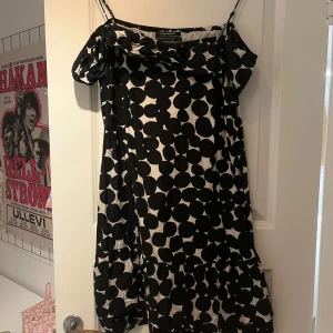 Svartvit klänning från Club Monaco - Säljer en snygg svartvit klänning från Club Monaco i storlek S.🩷
