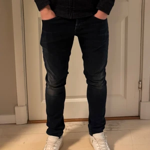 Dondup jeans - George - Dondup jeans modell George - Färg: Mörkblå - Skick 9,7/10, knappt använda - Storlek: 29 - Nypris: 3000-4000 kr - Mitt pris: 1199 - Snygga jeans med unik tvätt och färg! Kontakta vid frågor🙂