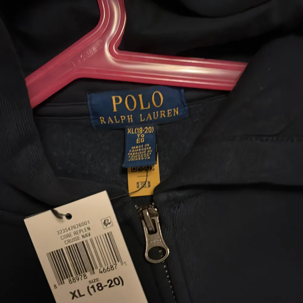 Polo Ralph Lauren hoodie, sitter som small. Men är barnstorlek 18år. Men skulle seja att den passar 13-16 . Då jag prova den och den satt bra. Men passar inte min stil. Köpt i USA och är helt ny med lapp. Skriv om du har frågor 😊. Hoodies.