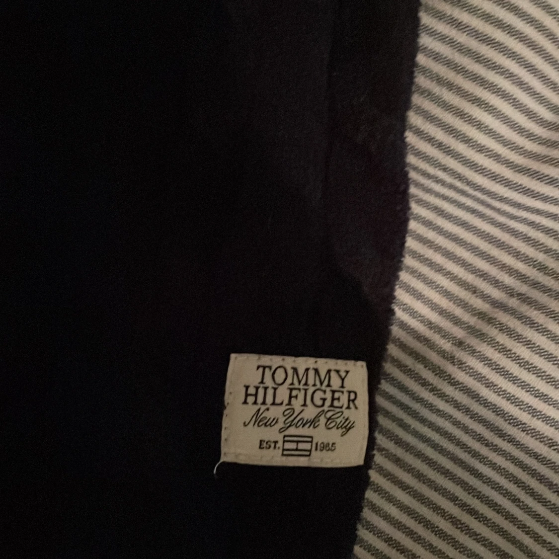 Svart tröja från Tommy Hilfiger - 92