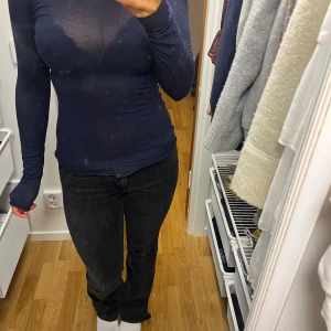 Intimissimi tröja - Säljer en mörkblå långärmad topp i ett tunt och stretchigt material. Toppen har en tight passform och är superbekväm. Passar både till vardags och fest! 💙