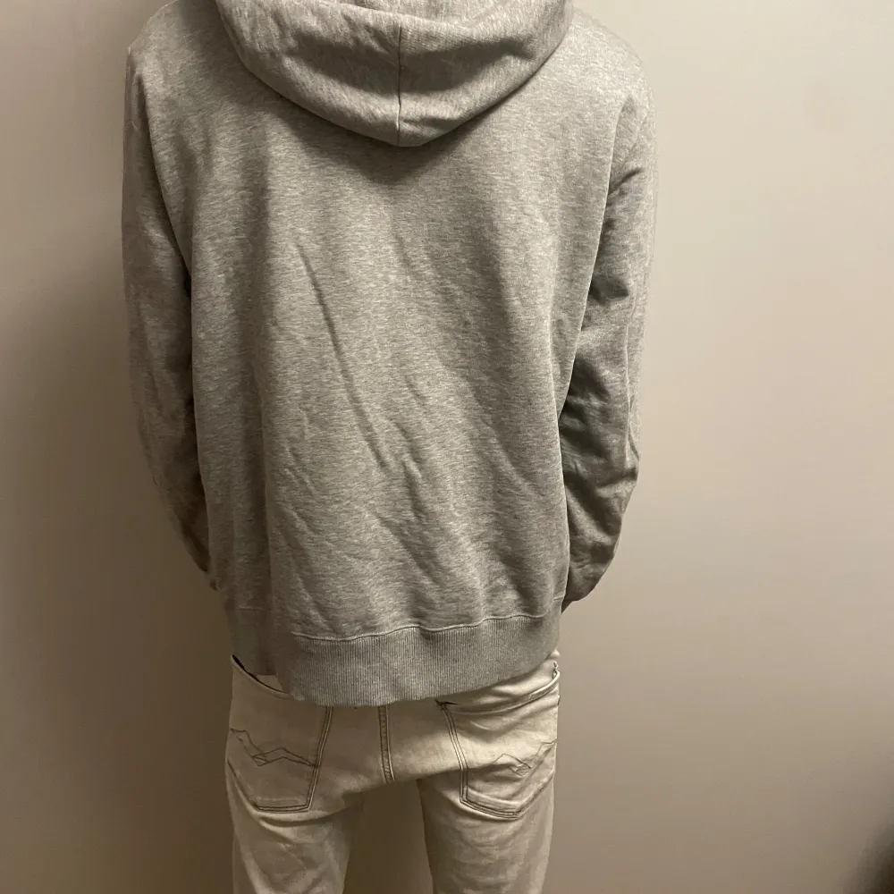 En grå snygg hoodie från Samsøe Samsøe som är riktigt skön. Hör av er vid frågor!. Neuletakit & Villapaidat.