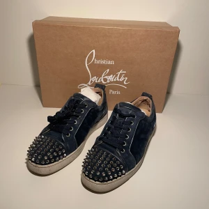 Christian Louboutin mocka - Säljer den fetaste färgen på Louboutins. Passar storlek 40-41, innersulan är 26.5cm. Box medföljer. Skick 8/10. Vid fler frågor bara skriv 