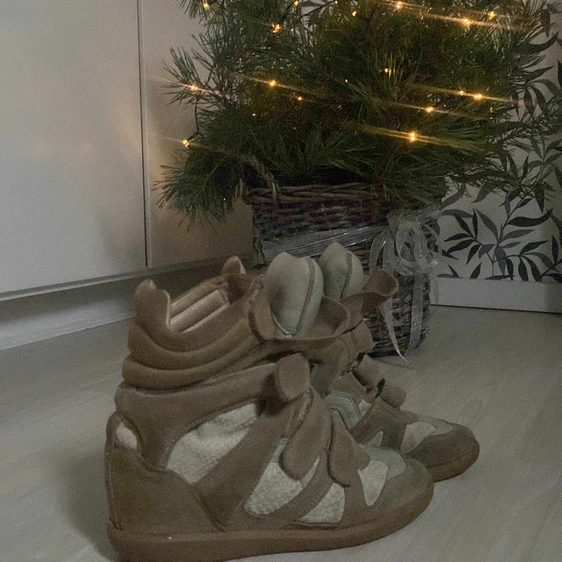 Beige sneakers från Isabel Marant