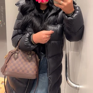 Svart MASSIMO DUTTI JACKA - Säljer en Massimo dutti jacka, köpt förra vintern. Använder fåtal gånger, så den är nästan som ny! Storlek XS/S. Går strax ovanför knäna på mig som är 160. Köpt för 2499, säljer för 1800