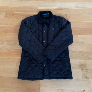Ralph Lauren quiltad jacka - Säljer en snygg svart quiltad jacka från Ralph Lauren i mycket bra skick! Har några trådar som gått upp men det synns knappt! Storlek: L  