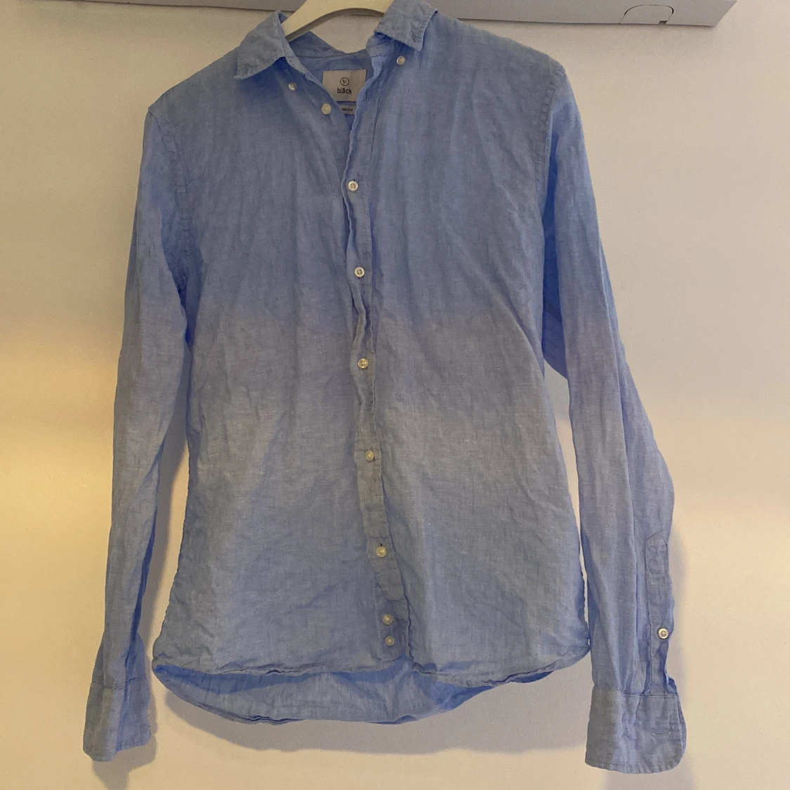Ljusblå linne-skjorta från Bläck