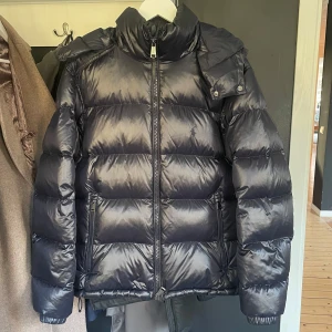 Glansig Ralph lauren jacka - As fet och ovanlig mörkblå glansig Ralph lauren jacka i väldigt bra skick. Skriv för fler frågor, säljer mycket mer i profilen!!