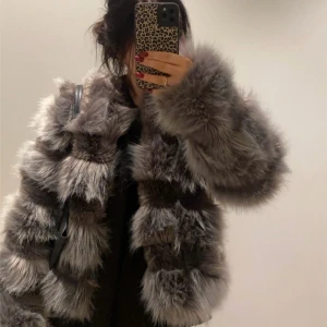 Grå pälsjacka från Vera & Lucy - Säljer en supersnygg och trendig grå pälsjacka från Vera & Lucy i storlek S. Jackan är varm och stämmer i storleken. Använd väldigt få gånger💞