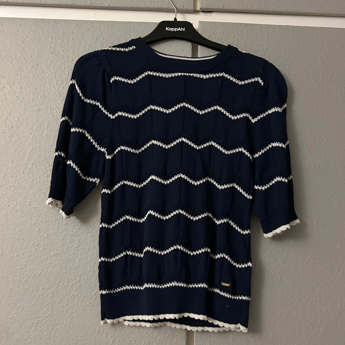 Mörkblå tröja från Holly & Whyte