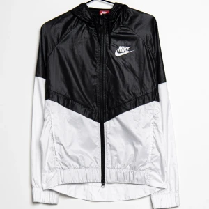 Nike Jacka - Fin jacka från Nike. I storlek S. I tunt material. Jackan är i jättefint skick.