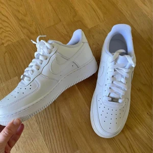 Nike Air Force 1 - Nästa Helt Nya! Nypris: 1200kr | Min Pris: 550kr I väldigt bra skick. 