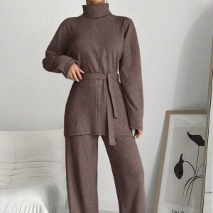 Brun ribbad set - Säljer en supermysig brun ribbad polotröja med bälte i midjan. Perfekt för höst och vinter, den har långa ärmar och en skön passform. Tröjan håller sig varm och snygg under kyliga dagar. Passar perfekt till både vardag och lite finare tillfällen. Passar Även S.