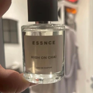 Essnce High on Chai Eau de Parfum - Säljer en flaska Essnce High on Chai Eau de Parfum.  Andvänd fåtal gånger kan tänka mig byta mot en annan essnce parfym också!💕