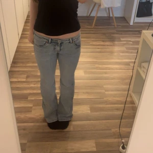 Blå bootcut jeans - Säljer ett par blåa bootcut jeans med låg midja ifrån hm. 