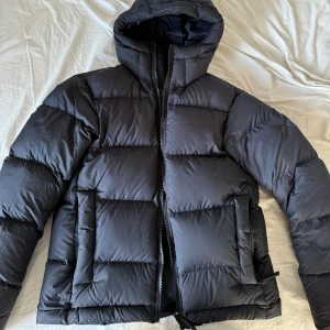 Svart dunjacka Peak Performance - Nyskick, Nypris: 3499kr