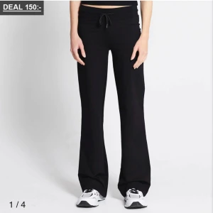 Svarta mjukisbyxor med knytband - Snygga och bekväma svarta mjukisbyxor med knytband i midjan. Byxorna har en bootcut-stil som ger en avslappnad look. Aldrig använt då de är lite korta😊 Storlek S