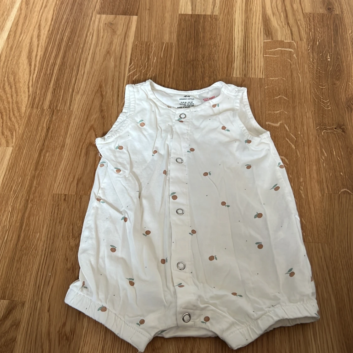 Vit ärmlös babyromper från H&M