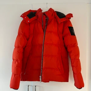 Orange dunjacka från Moose Knuckles - En moose knuckles jacka, som jag iallafall aldrig har sett någon annan med! Jag är 184cm lång, se bild hur den sitter!
