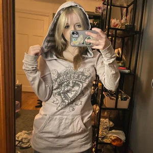 Snygg hoodie❤️ - Super fin hoodie ifrån märket fishbone❤️den har randigr mönster på insidan av luvan❤️