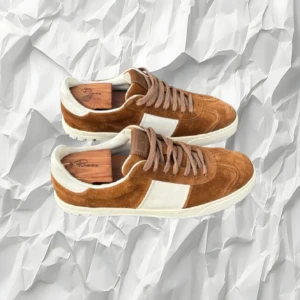 Valentino Flycrew - EXTREMT snygga, unika och eftertraktade Valentino Garavani ”Flycrew” som inte längre produceras - Storlek: 43.5 - Skick: 9.4/10 (ALLA nitar är kvar) - Nypris: ≈ 7 500kr - Vårt pris: 3 999 - OG: Inget - DM för frågor & funderingar! (TAR BYTEN!) 🙌🏻