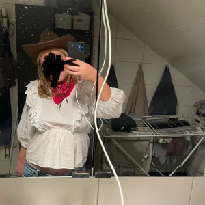 Vit blus med volanger  - Säljer denna jättefina blusen då jag har för många vita blusar! Men den är verkligen SÅ FIN! 