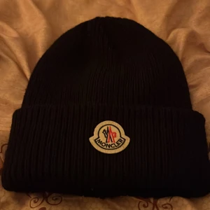 Svart stickad mössa från Moncler - Används ej