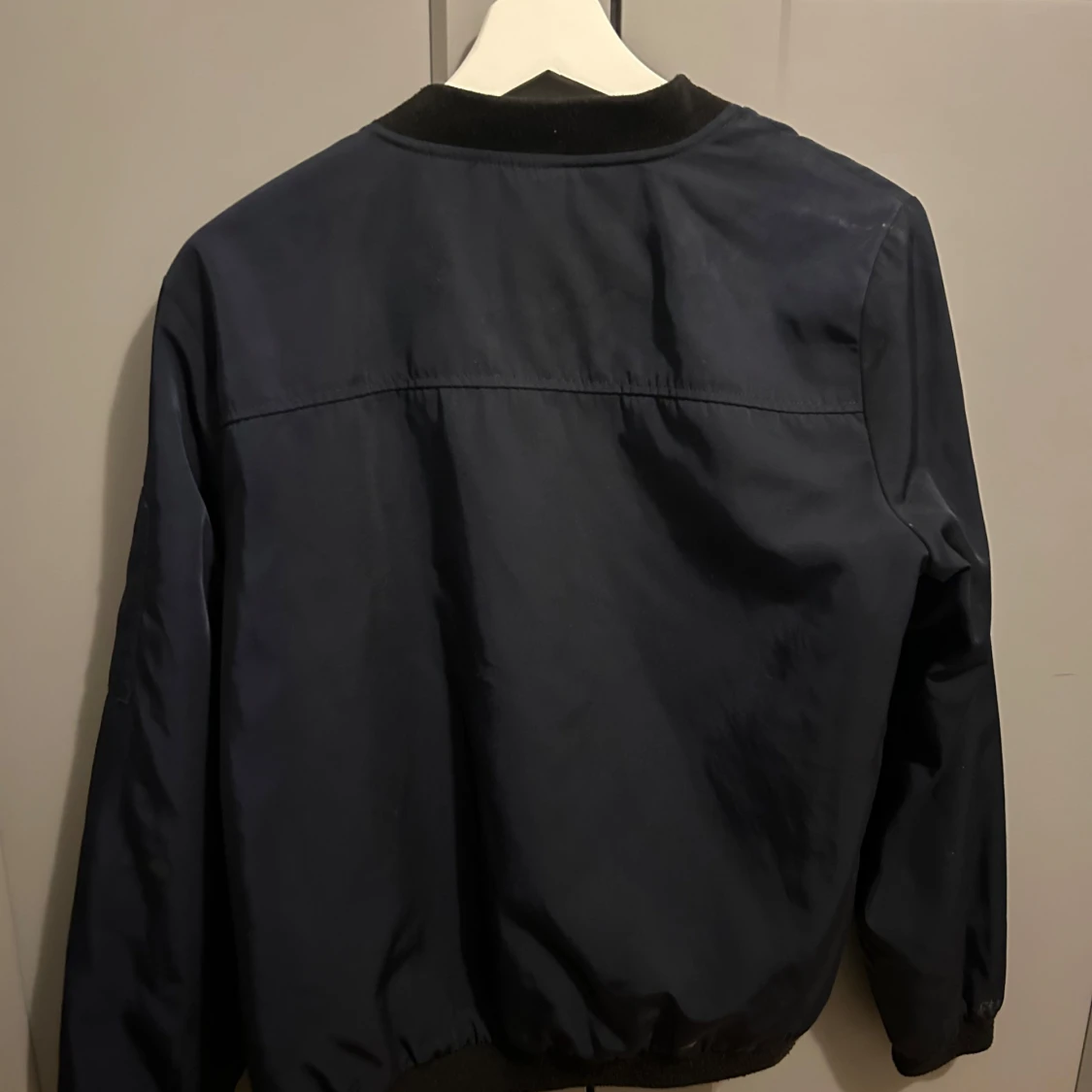 Mörkblå bomberjacka från ONLY - 90