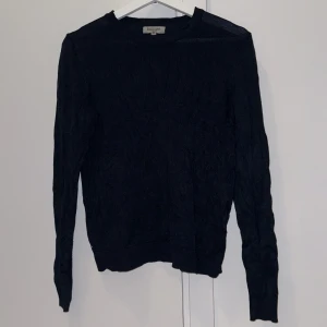 Marinblå tröja från Basic - Säljer en stilren marinblå tröja från Basic/Ullared. Tröjan har en klassisk design med långa ärmar och rund hals. Perfekt till vardags.