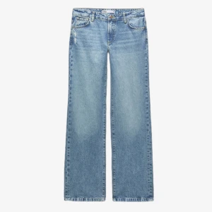 Blå jeans  - Säljer ett par klassiska blå jeans med en straight passform. De har låg midja och är perfekta för en avslappnad stil. Jeansen har fem fickor och en knappgylf.