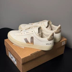 Helt nya vita sneakers från Veja - Snygga vita sneakers från Veja med platine detaljer och snörning! Helt oanvända, säljer då de var för små💕Nypris: 1700kr