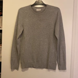 stilren stickad tröja från Lindbergh  - Säljer en stilren grå tröja från Lindbergh White i storlek S. Tröjan är i bra skick med en liten defekt som ej syns så tydligt och går att fixa enkelt med symaskin. Perfekt för både vardag och lite finare tillfällen. köpt för 600 på Wagner på Väla, säljs för 200. pris går att diskuteras.