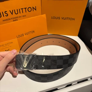 Grå rutigt bälte  - Säljer snygga märkes bälten. Bältet har ett stort silverfärgat spänne som verkligen sticker ut. Perfekt för att ge din outfit en lyxig touch. Kommer i originalförpackning. Passar både till vardag och fest! Box kvitto påse dustbag papper ingår, perfekt som present!