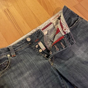 TRAMAROSSA JEANS LEONARDO SIZE 32 - Säljer ett par feta blå Tramarossa jeans i storlek 32/32, modell Leonardo. Jeansen är i Slim fit och är i fint skick