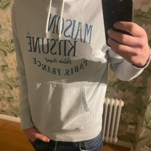 Maison kitsune hoodie - Säljer nu min nästan helt nya hoodie använd fåtal gånger, nypris 1,7-2k🙌 storlek L men sitter ungefär som M. Fraktar med postnord📦Bara att skriva vid frågor!