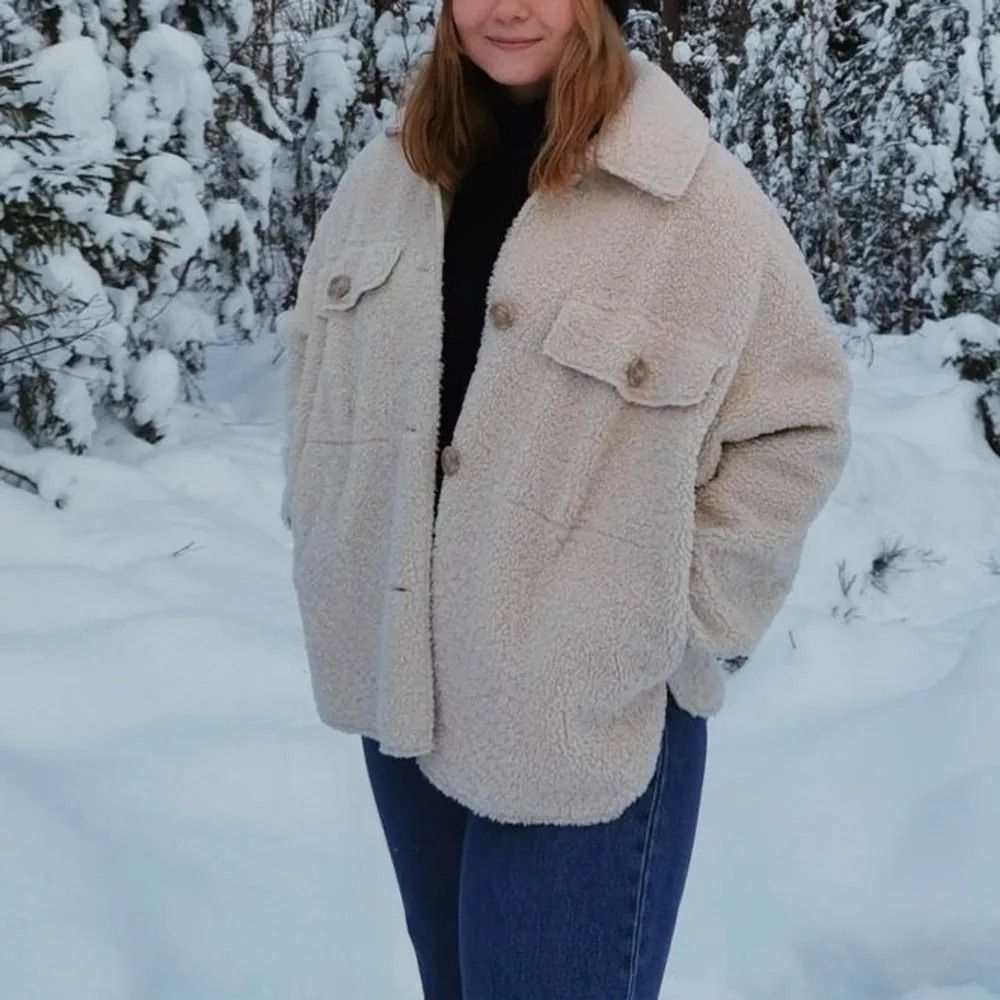 Mysig beige teddyjacka från Pull&Bear, funkar bra i vinter och på vår/höst!❄️. Jackor.