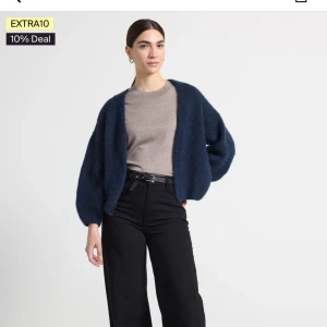 Mörkblå kofta från Lindex - Säljer en mysig mörkblå kofta från Lindex . Den har en öppen design utan knappar och är perfekt för lager-på-lager. Koftan är tillverkad i ett mjukt material som ger en avslappnad look. Xs/s är storleken 