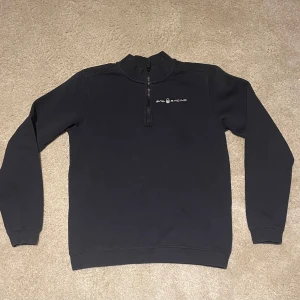 Sail racing half zip - Sail racing half zip i väldigt bra skick. Storlek 170cm Hör av er om ni har några frågor eller vill ha mer bilder💭 Pris kan diskuteras🤝