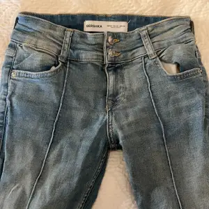 Säljer ett par snygga blå jeans från Bershka i bra skick och är low waist med en bootcut look❤️❤️