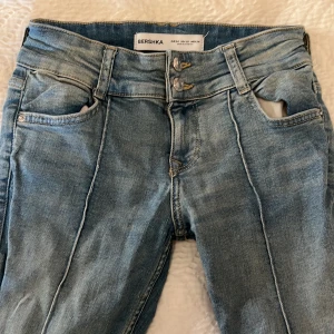 Blå jeans från Bershka - Säljer ett par snygga blå jeans från Bershka i bra skick och är low waist med en bootcut look❤️❤️
