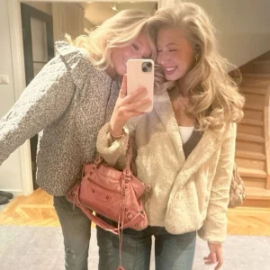 Beige teddyjacka/pälsjacka från Zara - Så mysig beige teddyjacka från Zara med huva. 🧸 Perfekt för kyliga dagar, den har en mjuk och fluffig yta som håller dig varm. Jackan är öppen framtill och har en avslappnad passform. 🤎