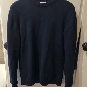 Mörkblå tröja från John Henric - Snygg mörkblå tröja från John Henric i storlek M. Perfekt för en stilren look med ribbade muddar vid ärmslut och nederkant. Passar bra till både jeans och chinos. Kan släppa billigare vid snabb affär.